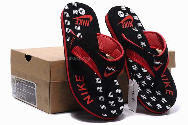 Nike Slipper Black/Red
